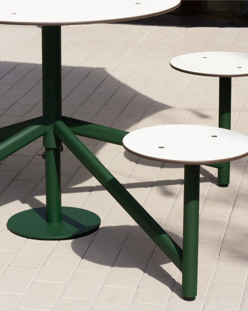 뾰족한 모서리가 없는 디자인의 오에스알 산테이블. 안전사고 민원 걱정 없이 공공간에서 사용할 수 있습니다.